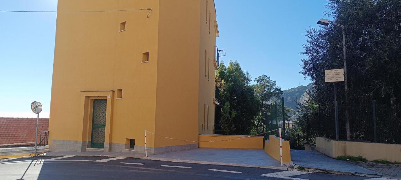 Ferienwohnung Casa Di Claude Con Posto Auto Finale Ligure Exterior foto