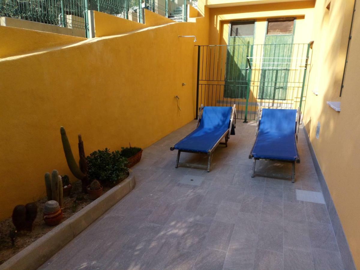 Ferienwohnung Casa Di Claude Con Posto Auto Finale Ligure Exterior foto