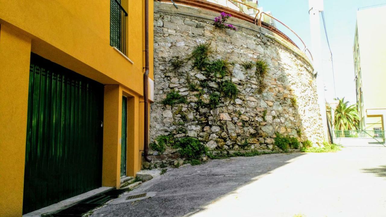 Ferienwohnung Casa Di Claude Con Posto Auto Finale Ligure Exterior foto